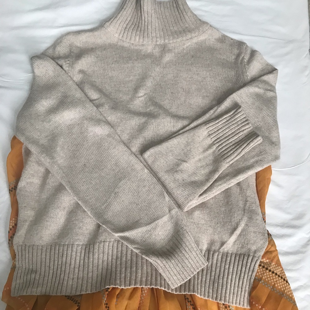 Long sleeve mock neck sweater with kilted back